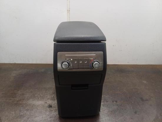 2013 Toyota Kluger — Console