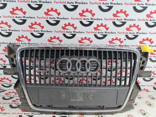 2010 Audi Q5 — RADIATOR GRILLEMINOR SCRATCH