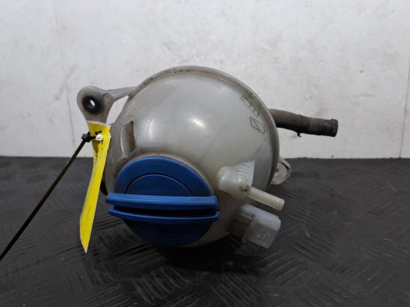 2016 Volkswagen Amarok — Overflow Bottle