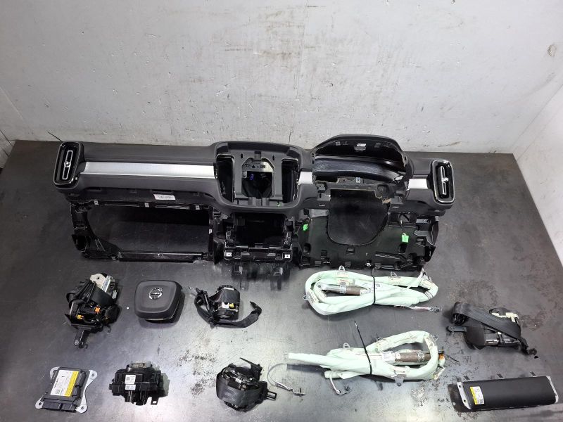 2021 Volvo Xc40 — INCLUDES COMPLETE DASH RH AIRBAG CLOCK SPRING MODUEL SEATBELTS COMPLETE DASH CURTAIN AIRBAG RH AND LH