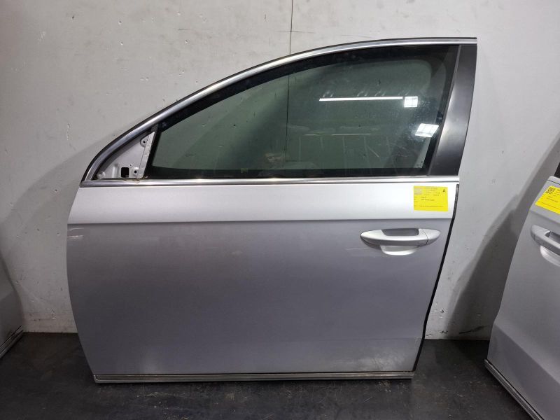 2015 Volkswagen Golf — Left Front Door